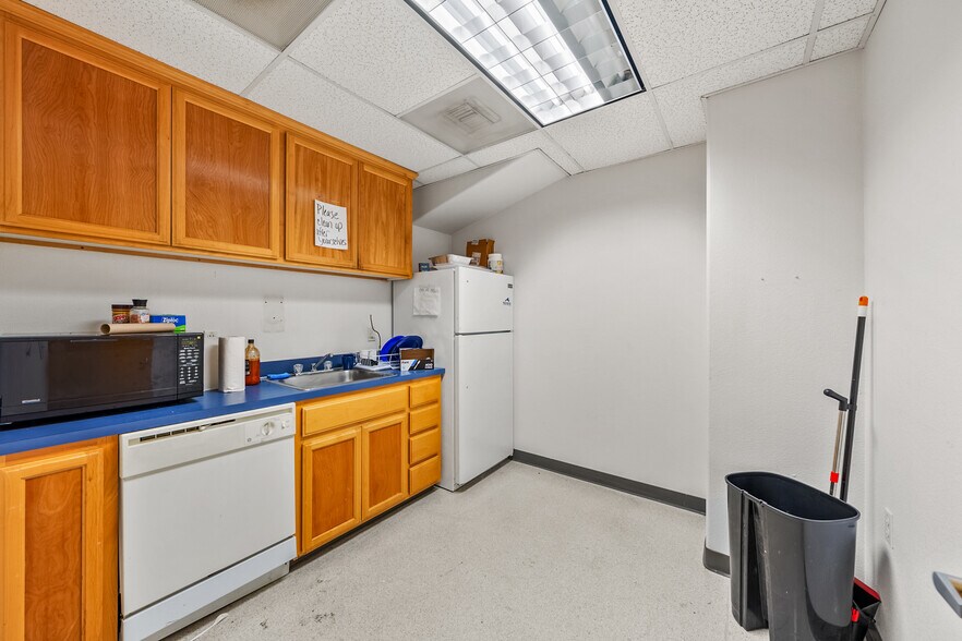More Photos Of 1600 Coker Butte Rd, Medford Flex For Sale
