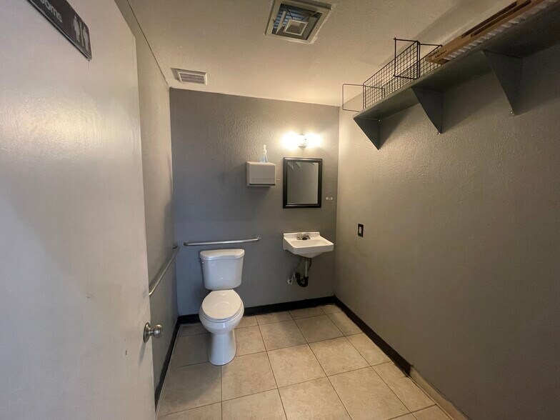 More Photos Of 1665 S Mojave Rd, Las Vegas Warehouse For Lease