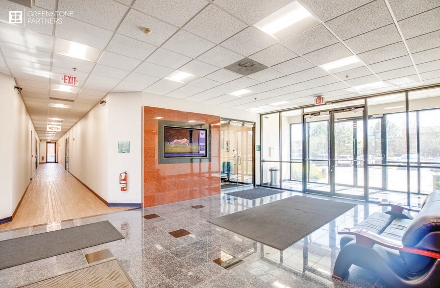 More Photos Of 1952 Mcdowell Rd, Naperville Business Park For Lease
