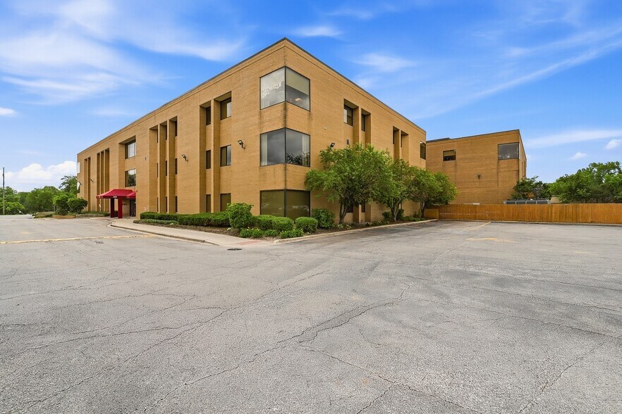 More Photos Of 1S224 Summit Ave, Oakbrook Terrace Medical For Lease