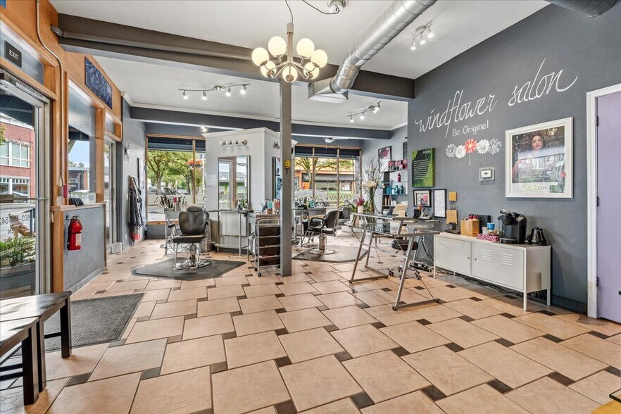 More Photos Of 10 NW 3rd St, Gresham Storefront Retail Office For Lease