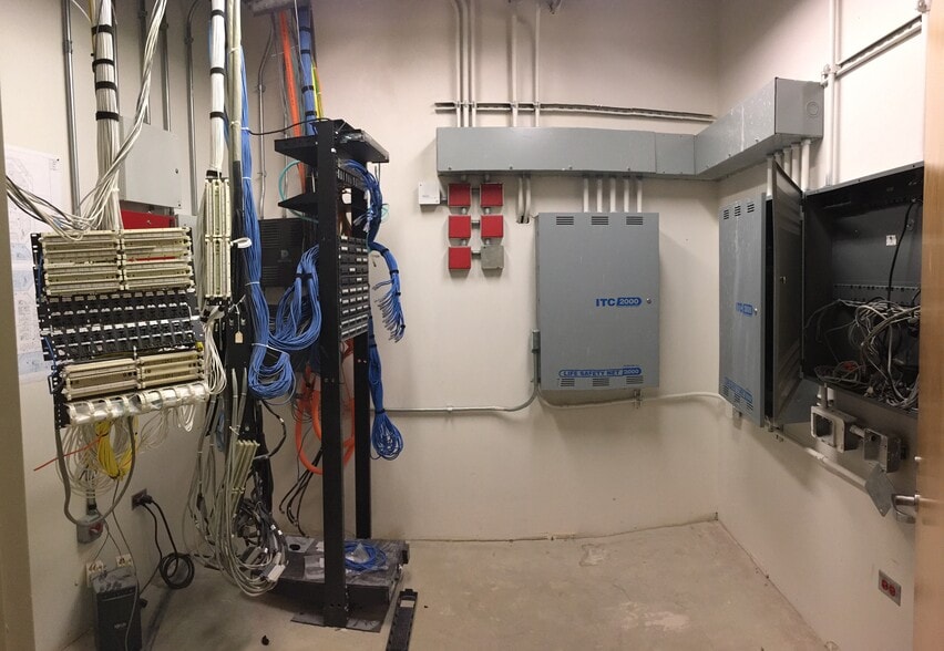 More Photos Of 901-934 Center St, Elgin Hospital For Sale