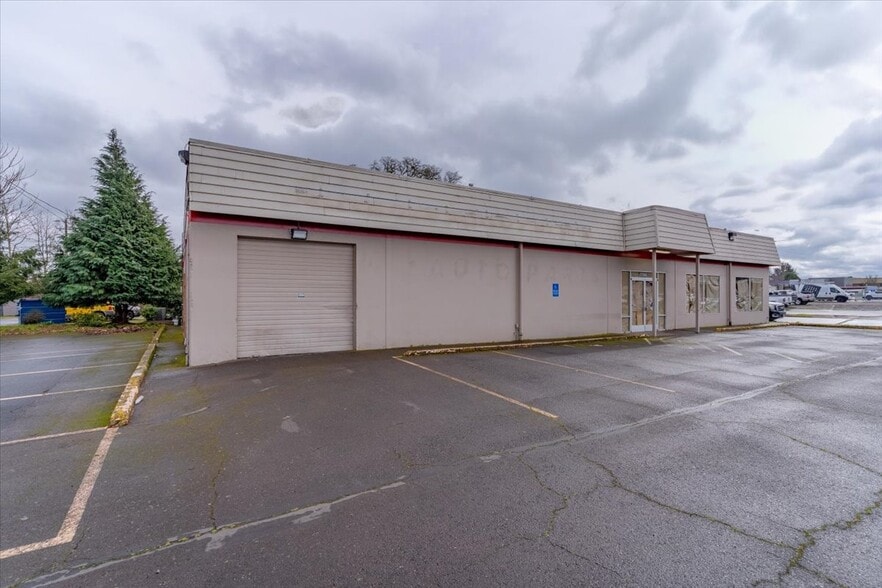 More Photos Of 1590 12th St SE, Salem Freestanding For Lease
