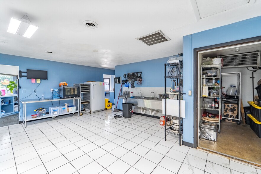 More Photos Of 1707 Merrill Ave, Wausau Freestanding For Sale