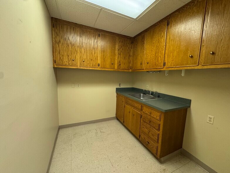 More Photos Of 2019 Westwind Dr, Bakersfield Office For Sale