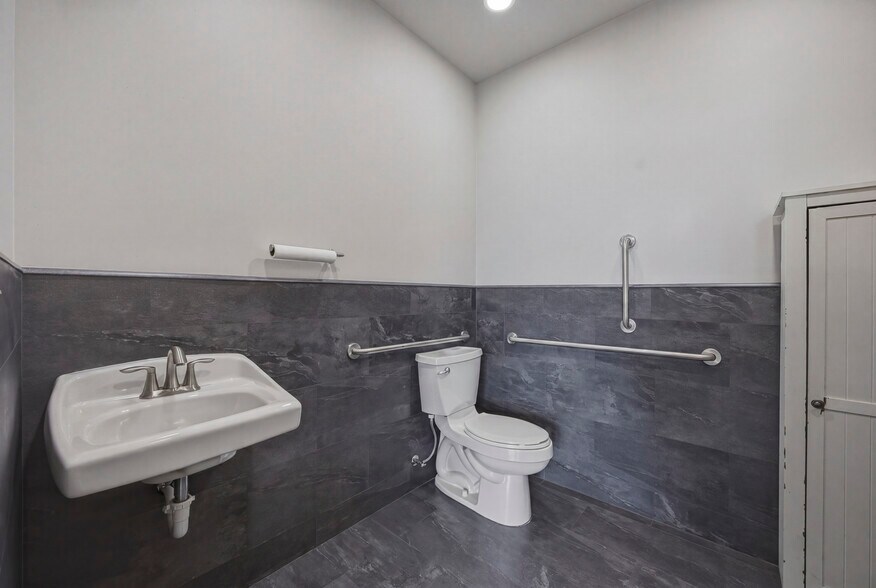 More Photos Of 2213 Henderson Loop, Richland Warehouse For Sale