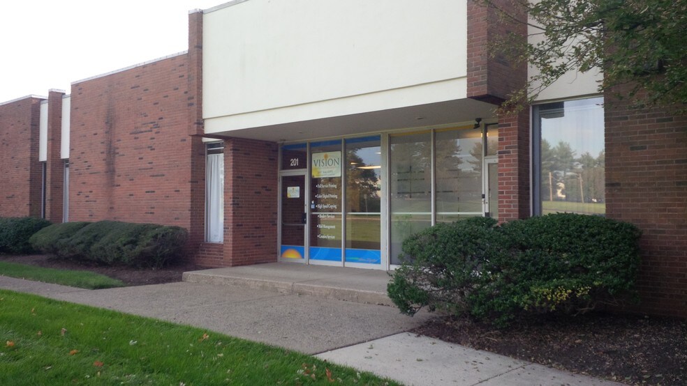 More Photos Of 121 Friends Ln, Newtown Showroom For Lease