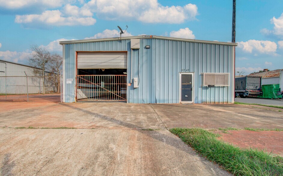 More Photos Of 5747 Northdale St, Houston Industrial For Lease