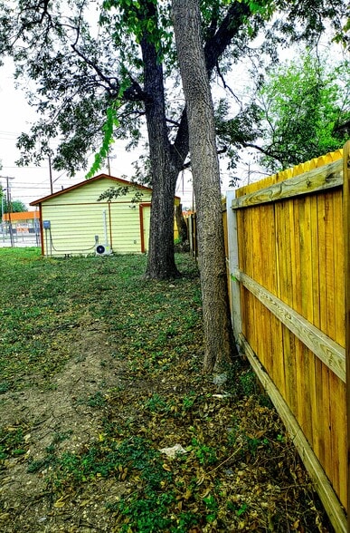 More Photos Of 1211 Gladstone, San Antonio Specialty For Sale