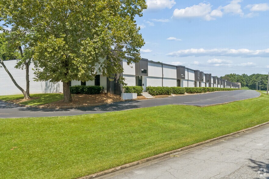 More Photos Of 1870-1908 Forge St, Tucker Distribution For Lease