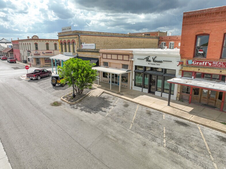 More Photos Of 1118 18th St, Hondo Storefront For Sale