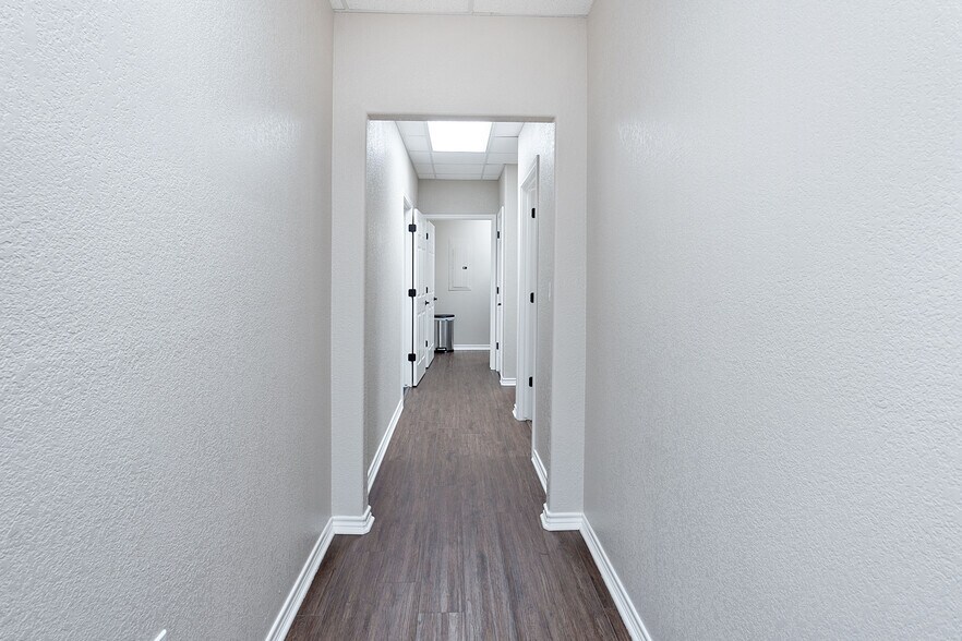 More Photos Of 6724 Paluxy Dr, Tyler Office For Lease