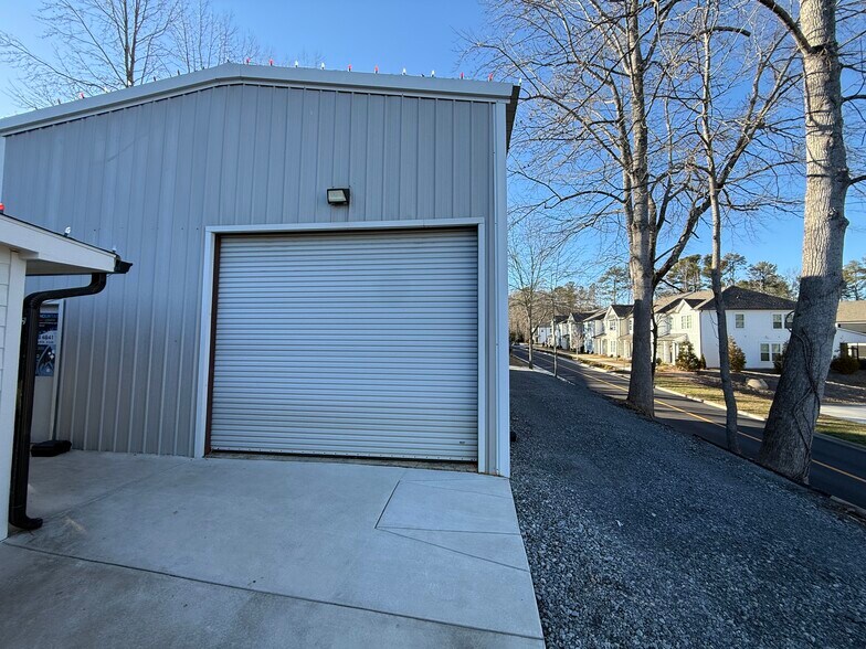 More Photos Of 770 Dobbs Rd, Woodstock Showroom For Lease