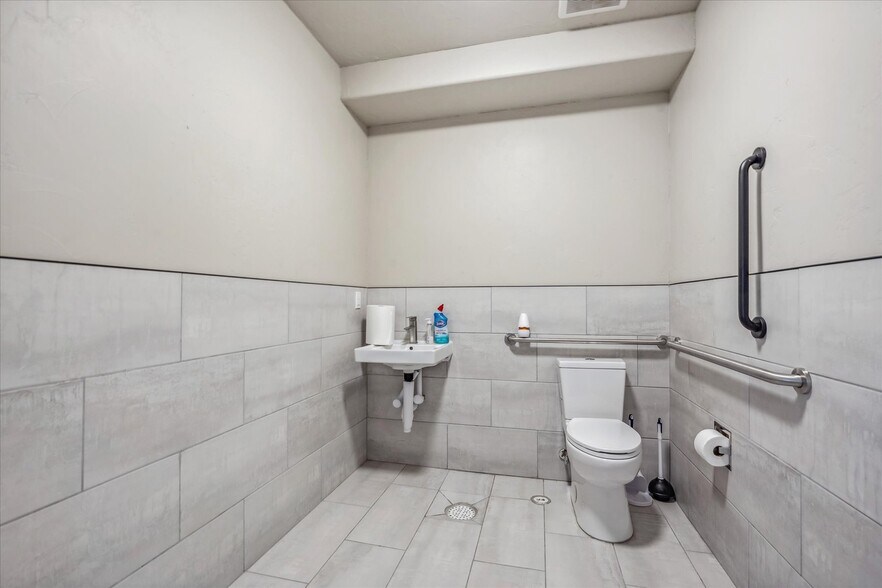 More Photos Of 15181 Shadow Wood St, Brighton Parking Garage For Lease