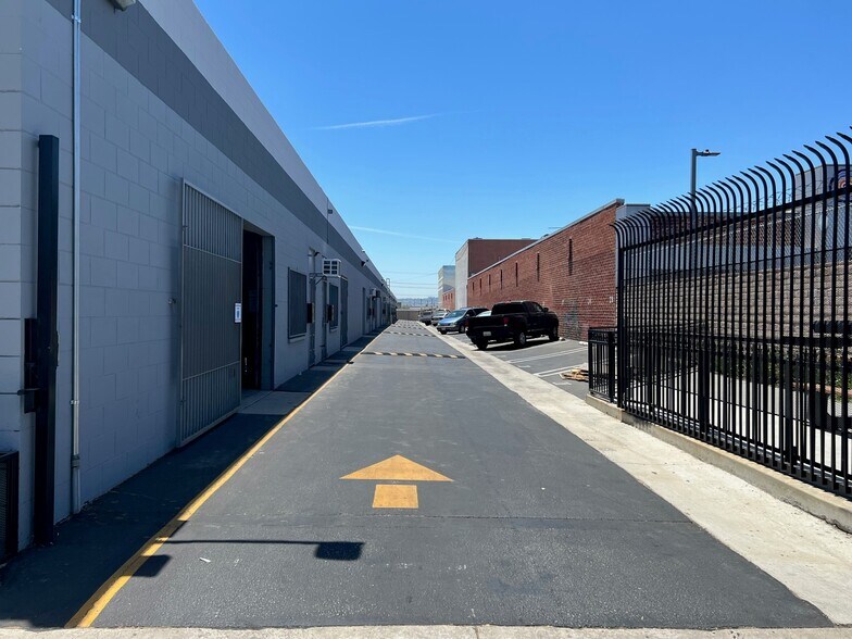 More Photos Of 13026 Saticoy St, North Hollywood Warehouse For Lease