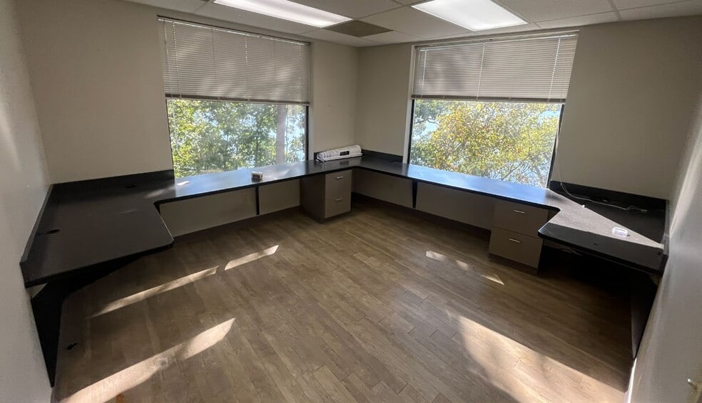 More Photos Of 1000 Edgewater Pt, Lake Saint Louis Office For Sale