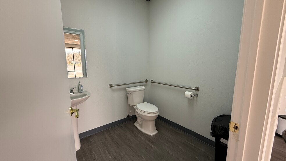 More Photos Of 1941 E 37th St, Odessa Office For Sale