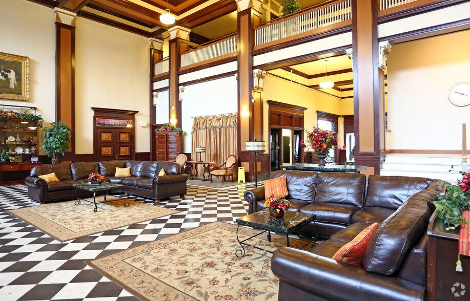 More Photos Of 209 W 5th St, Waterloo Apartments For Lease