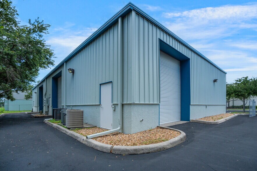 More Photos Of 6834 28th Street Cir E, Sarasota Warehouse For Lease