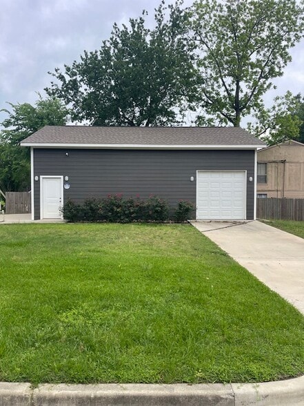More Photos Of 829 Roberson St, Conroe Auto Repair For Sale
