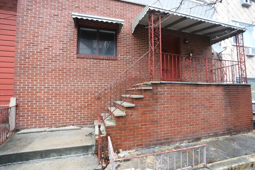 More Photos Of 136-138 34th St, Union City Warehouse For Lease