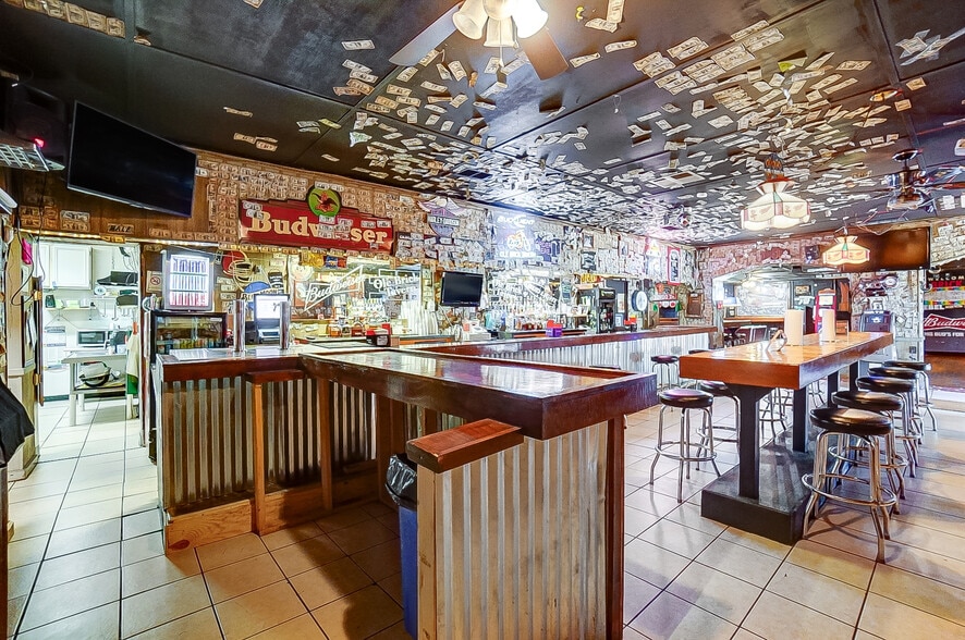 More Photos Of 3475 Mechanicsburg Rd, Springfield Bar For Sale