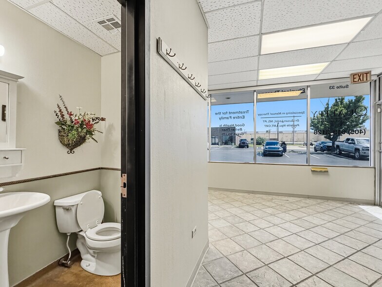 More Photos Of 1212 Air Depot, Midwest City Office For Lease