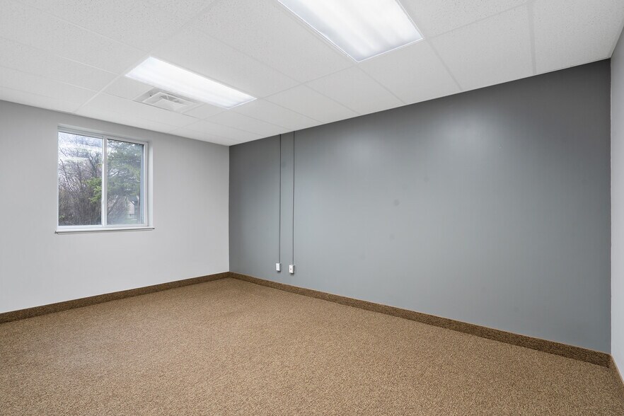 More Photos Of 34 Wright Ave, Auburn Truck Terminal For Lease