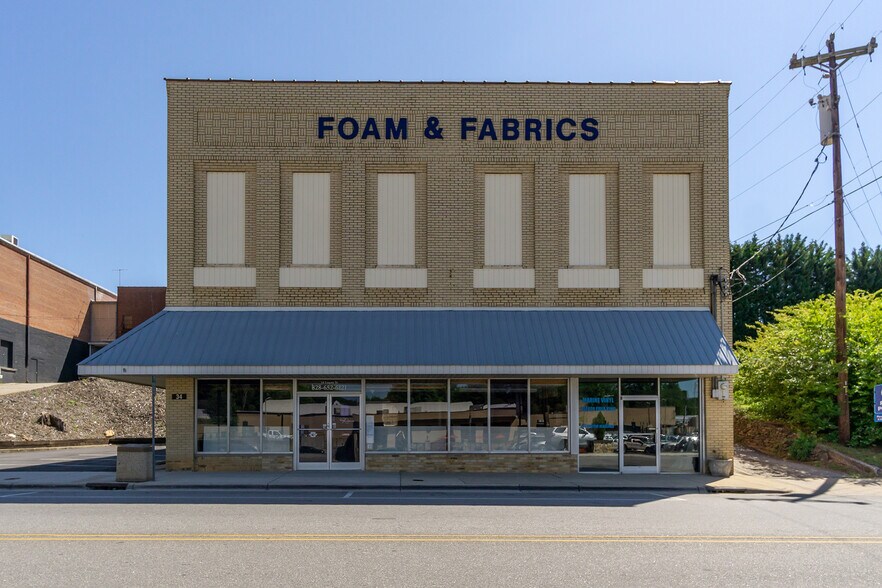 More Photos Of 34 N Logan St, Marion General Retail For Lease