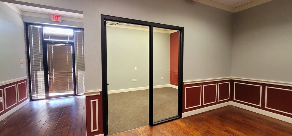 More Photos Of 901 E Highway 90A, Richmond Storefront Retail Office For Lease