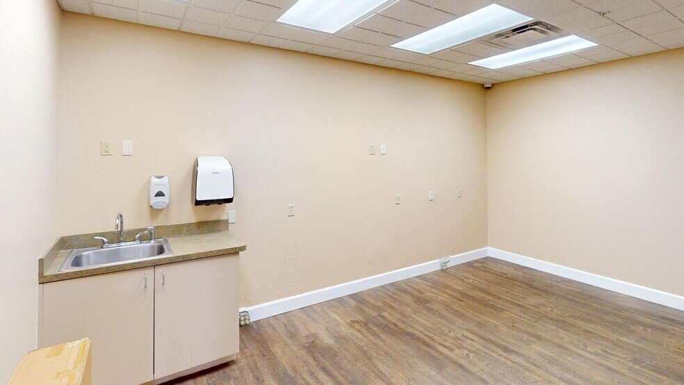 More Photos Of 5700 N Orange Blossom Trl, Orlando General Retail For Lease