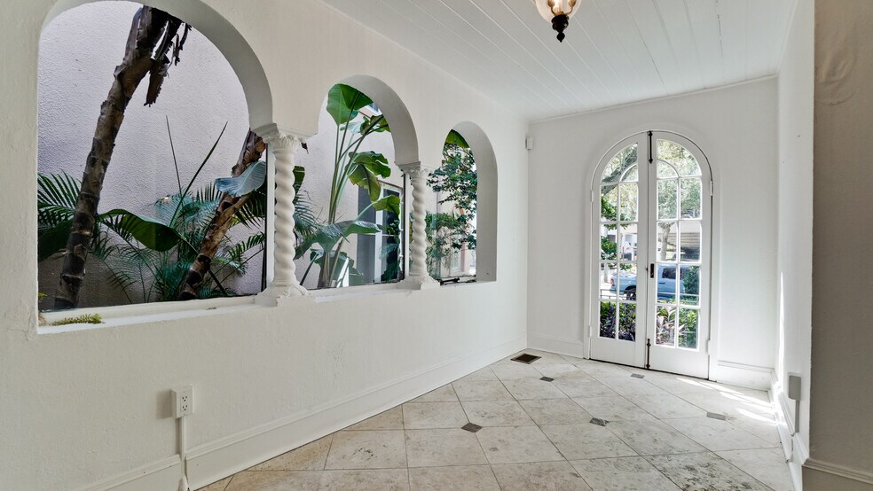 More Photos Of 1215 N Palm Ave, Sarasota Office For Sale