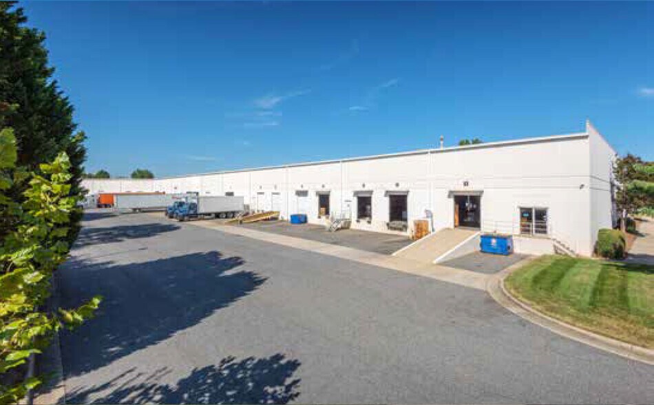 More Photos Of 4524 Green Point Dr, Greensboro Unknown For Lease