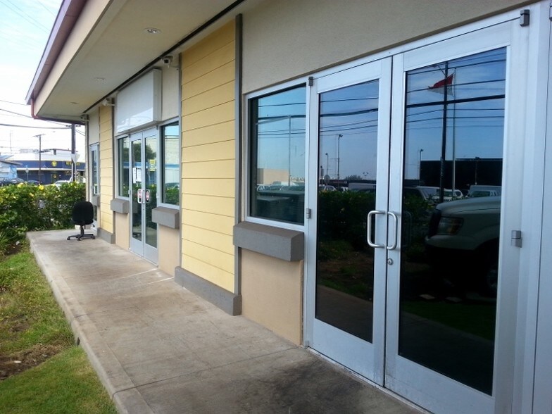 More Photos Of 2300 N King St, Honolulu Office For Lease