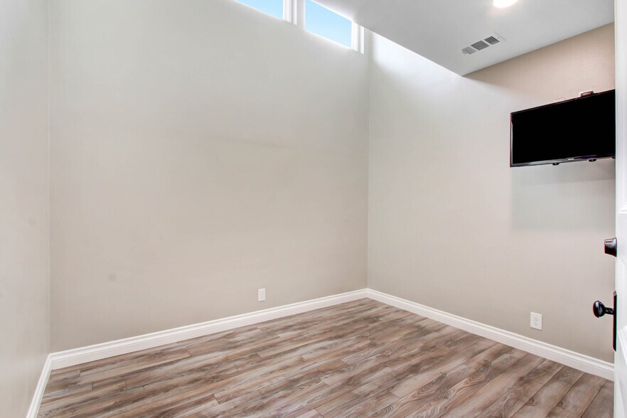 More Photos Of 5709 E Beverly Blvd, Los Angeles Office Residential For Lease