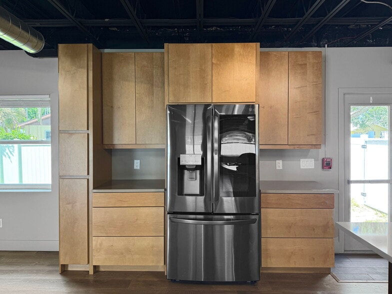 More Photos Of 10830 Navajo Dr, Saint Petersburg Showroom For Sale