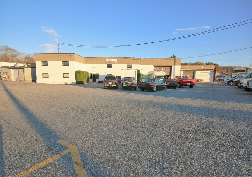 More Photos Of 840 Cumberland Hill Rd, Woonsocket Warehouse For Lease
