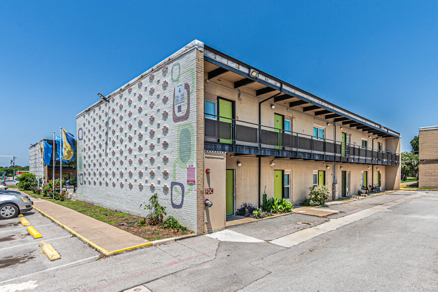 More Photos Of 450 E Hurst Blvd, Hurst Apartments For Sale