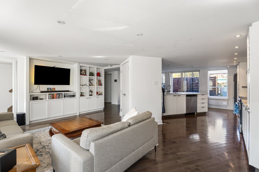 More Photos Of 3009 St Notre-Dame O, Montréal Restaurant For Sale