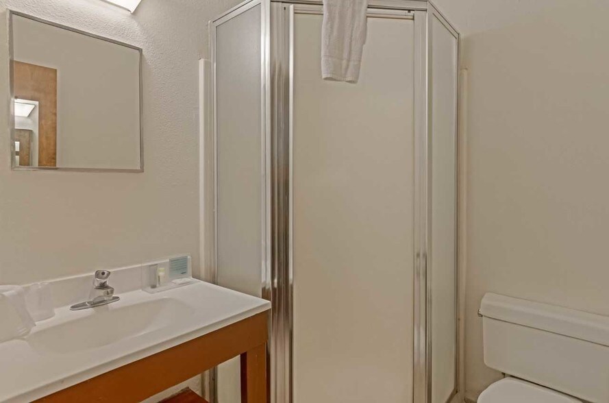 More Photos Of 1520 Candelaria Rd NE, Albuquerque Hotel For Sale