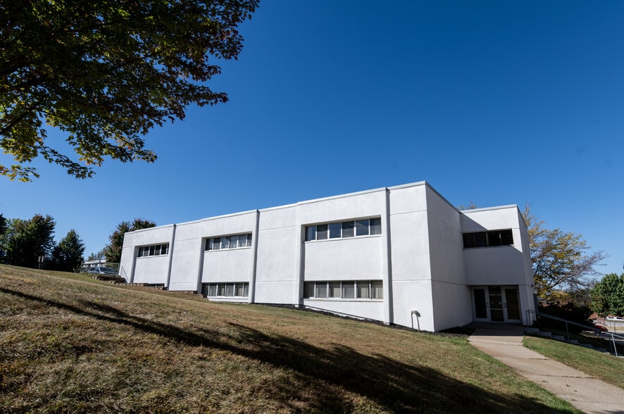 More Photos Of 2620 Fleur Dr, Des Moines Office For Sale