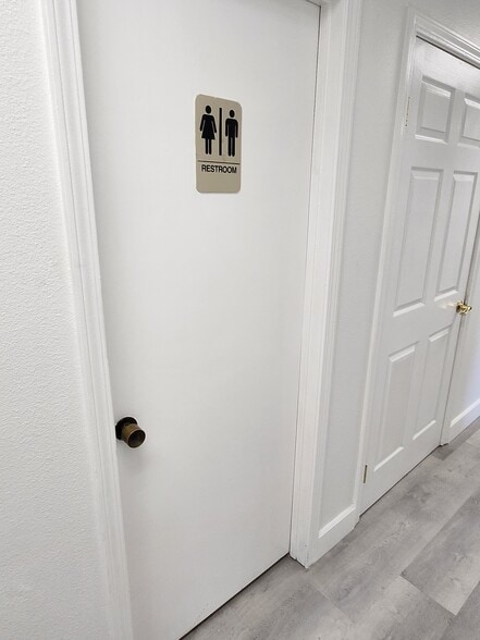 More Photos Of 960 W 17th St, Santa Ana Office For Sale