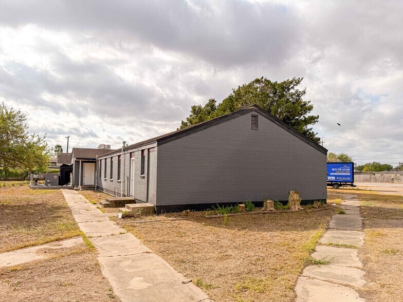 More Photos Of 1120 E Sen Carlos Truan Blvd, Kingsville Restaurant For Sale