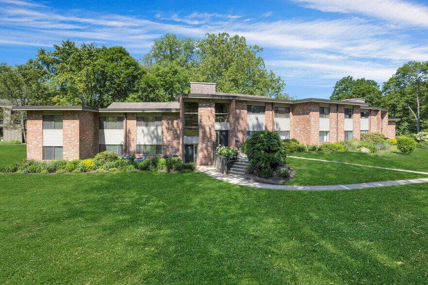 More Photos Of 1038-1056 Main St S, Woodbury Apartments For Sale