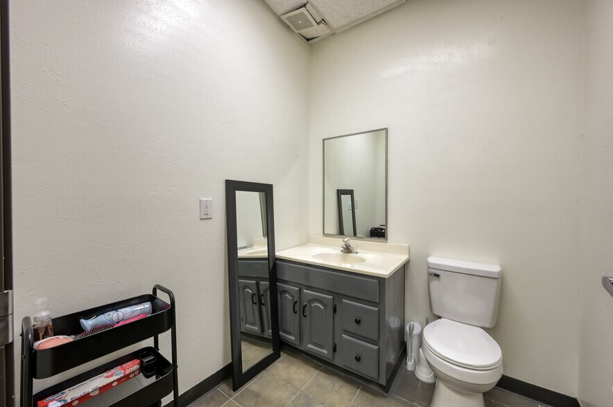 More Photos Of 508 Bryant Rd, Conroe Manufacturing For Sale