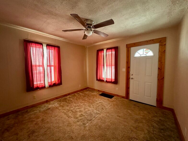 More Photos Of 374 Niles Cortland Rd SE, Warren Specialty For Sale