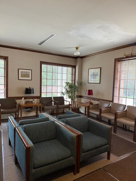 More Photos Of 34 W Washington St, Chagrin Falls Medical For Lease