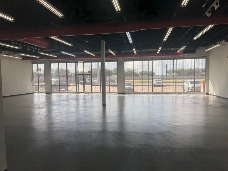 More Photos Of 10998 N I-45, Houston Unknown For Lease