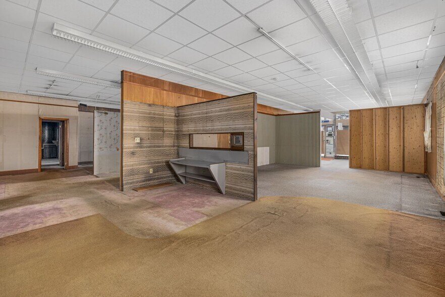 More Photos Of 585 Warren Ave, East Providence Storefront Retail Office For Sale