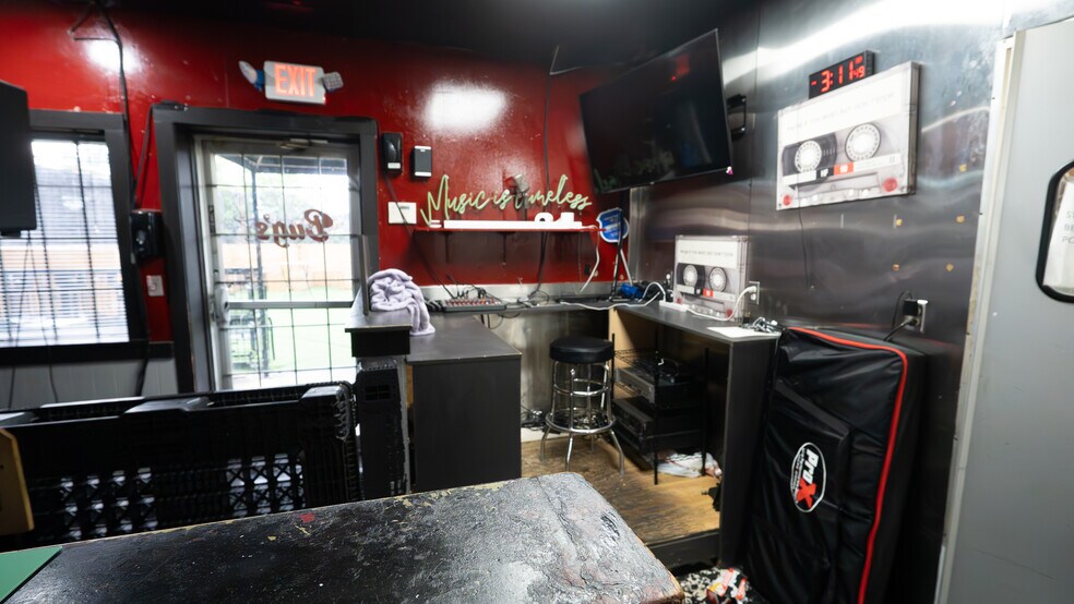 More Photos Of 6500-6502 Dixie Dr, Houston Bar For Sale